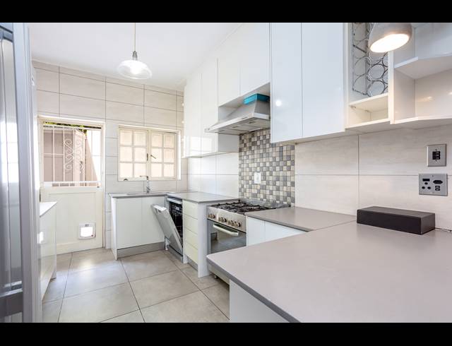 3 BEDROOM APARTMENT RENTED IN BANTRY BAY